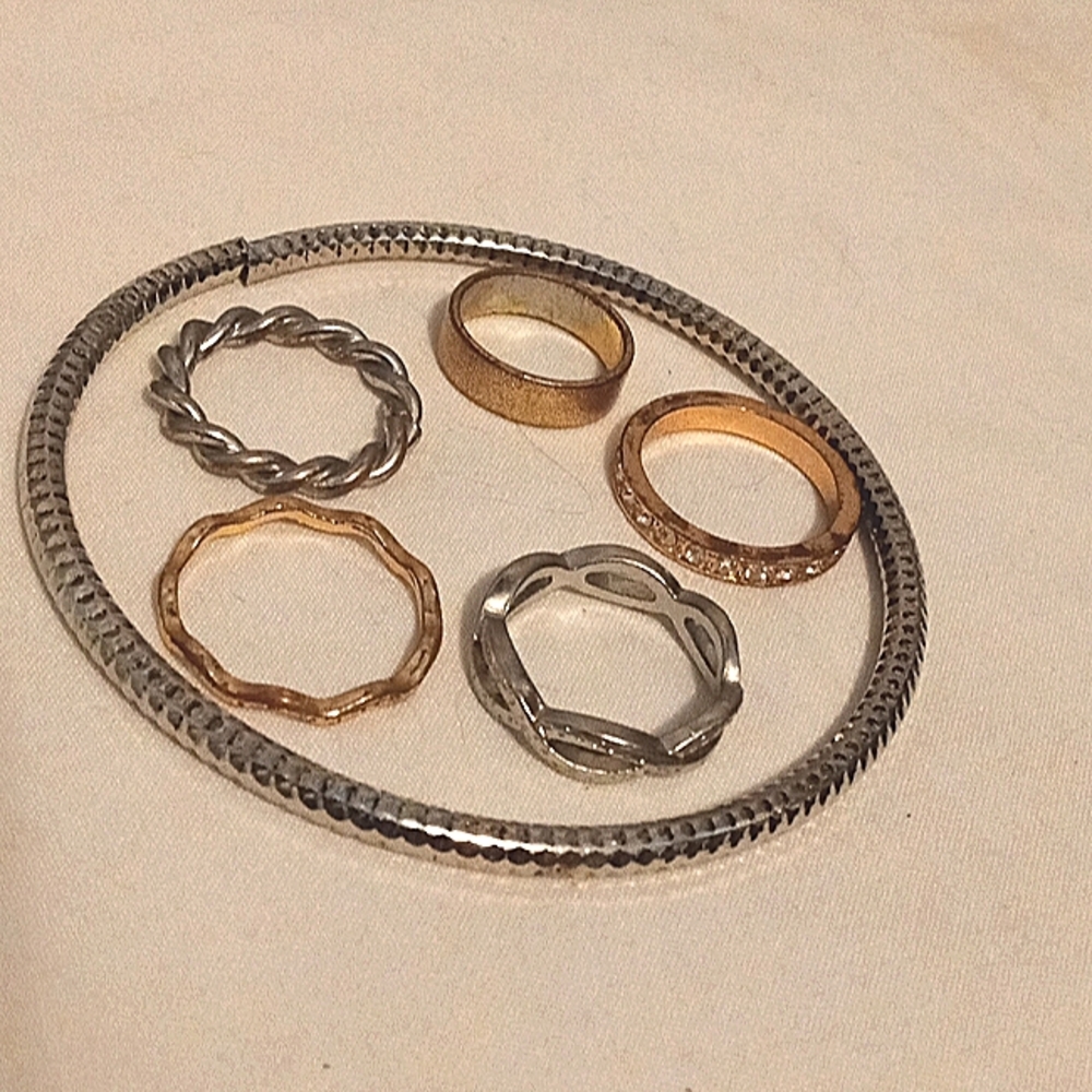 Silver bracelet and 5 rings